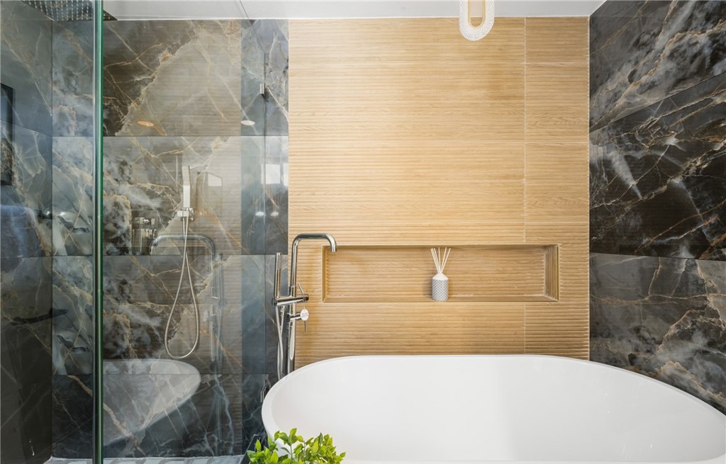 Stunning Bathroom Design Inspirations in Shaver Way BATHROOM_1 (2)