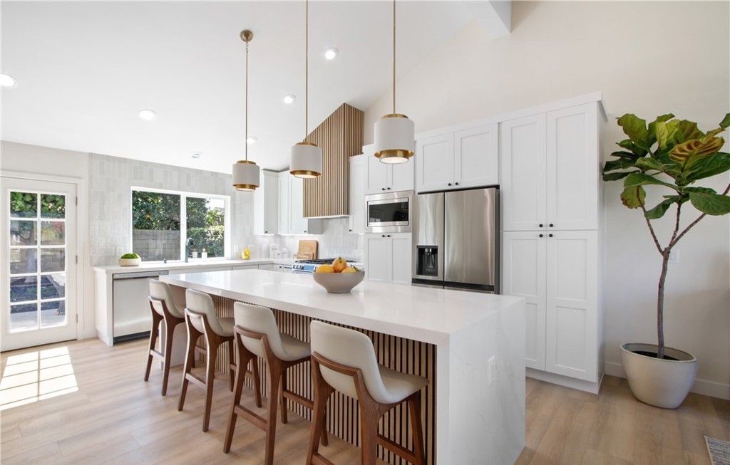 Timeless Kitchen Designs: The Beauty of White Shaker Cabinets and Quartz Countertops 2