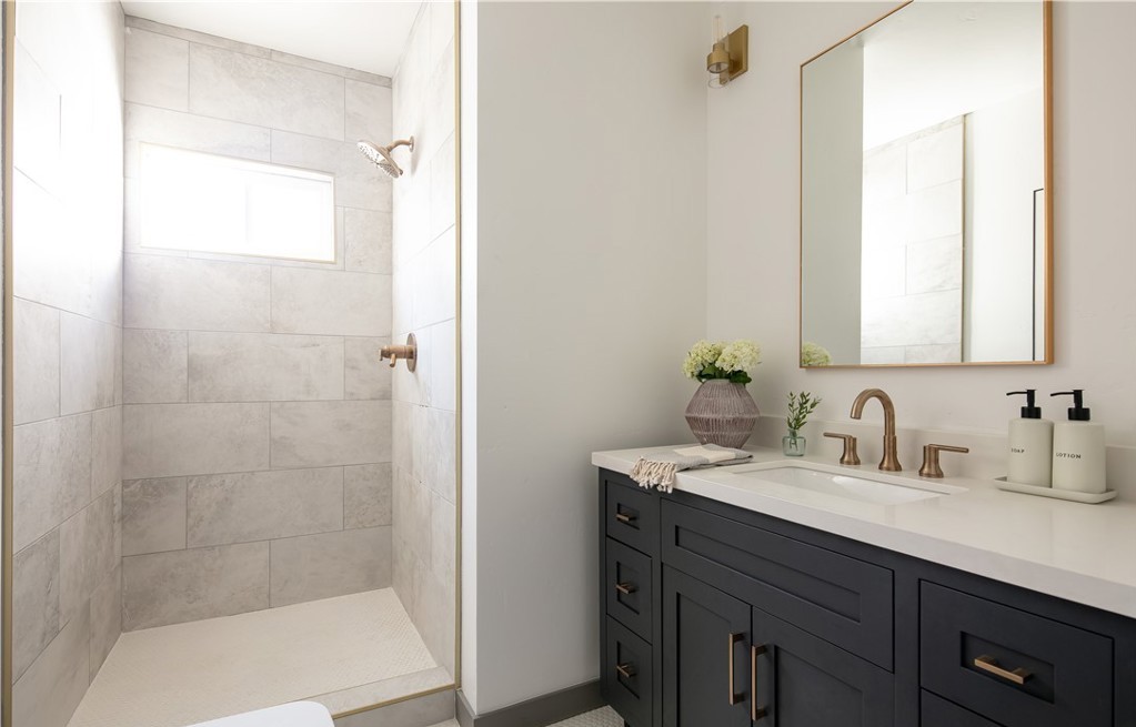 Bathroom Remodel Inspiration: The Power of Contrast and Color 2